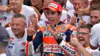 Hujan yang sempat turun di sirkuit Misano pada MotoGP San Marino membuat para pebalap melakukan pergantian strategi secara mendadak. Marc Marquez berhasil menjadi juara namun Jorge Lorenzo gagal finis karena terjatuh.