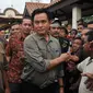 Bakal Cagub DKI Jakarta, Yusril Izha Mahendra saat tiba di Kampung Luar Batang, Jakarta, Rabu (6/4). Yusril akan mendampingi warga Kampung Luar Batang untuk menolak rencana revitalisasi Pemprov DKI Jakarta. (Liputan6.com/Gempur M Surya) 