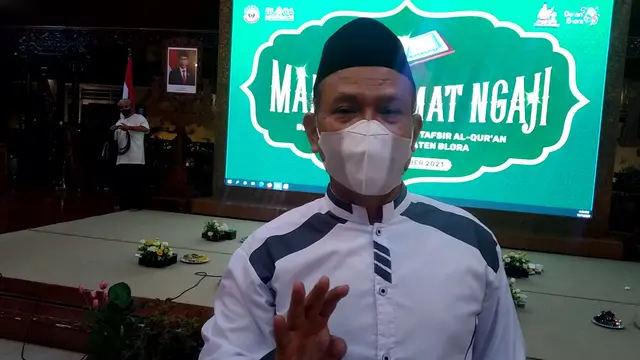 Kabag Kesra Setda Blora, Ahmad Mahbub Djunaidi ketika diwawancarai awak media. (Liputan6.com/Ahmad Adirin)