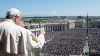 Paus Fransiskus menyampaikan pesan Paskah di depan puluhan ribu umat katolik di Lapangan Santo Petrus, Vatikan, Minggu (20/4/14). (AFP PHOTO)