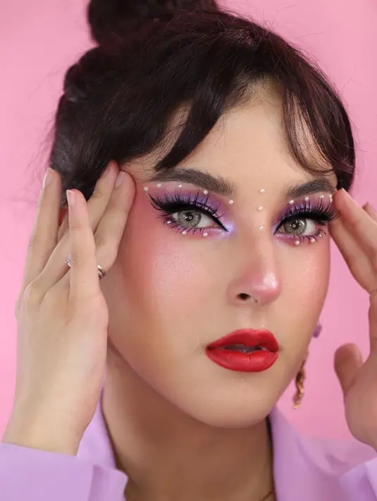 Dikenal cukup sering mereview produk kecantikan, Tasya Farasya juga kerap bereksperimen dengan makeup yang dimiliki. Riasan Tasya satu ini bertema pink dan ungu juga tuai pujian netizen. (Liputan6.com/IG/@tasyafarasya)