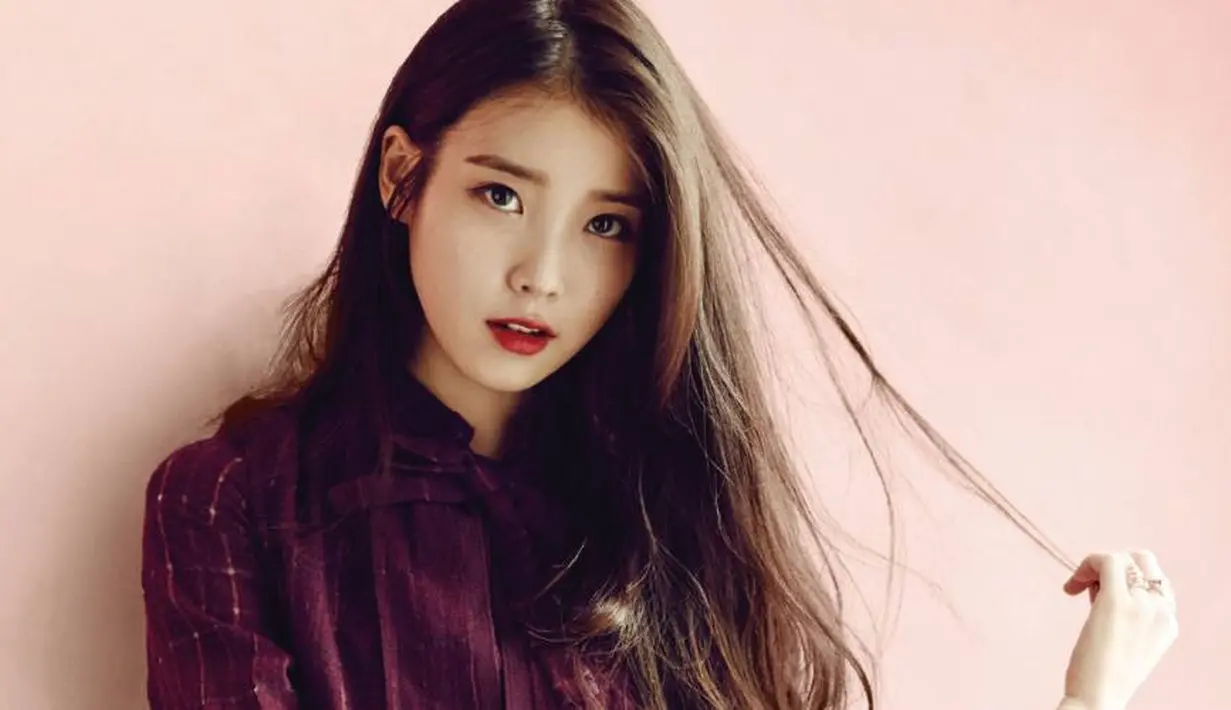 IU berhasil menjadi artis Korea paling sukses di Korea versi Gallup Korea. Ia berhasil menerima beberapa penghargaan di tahun 2017 ini. (Foto: allkpop.com)
