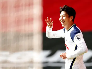 Pemain Tottenham Hotspur Son Heung-min melakukan selebrasi usai mencetak gol ke gawang Southampton pada pertandingan Liga Premier Inggris di Stadion St. Mary, Southampton, Inggris, Minggu (20/9/2020). Tottenham menekuk Southampton 5-2, Son Heung-min menyumbang empat gol. (Andrew Boyers/Pool via AP)