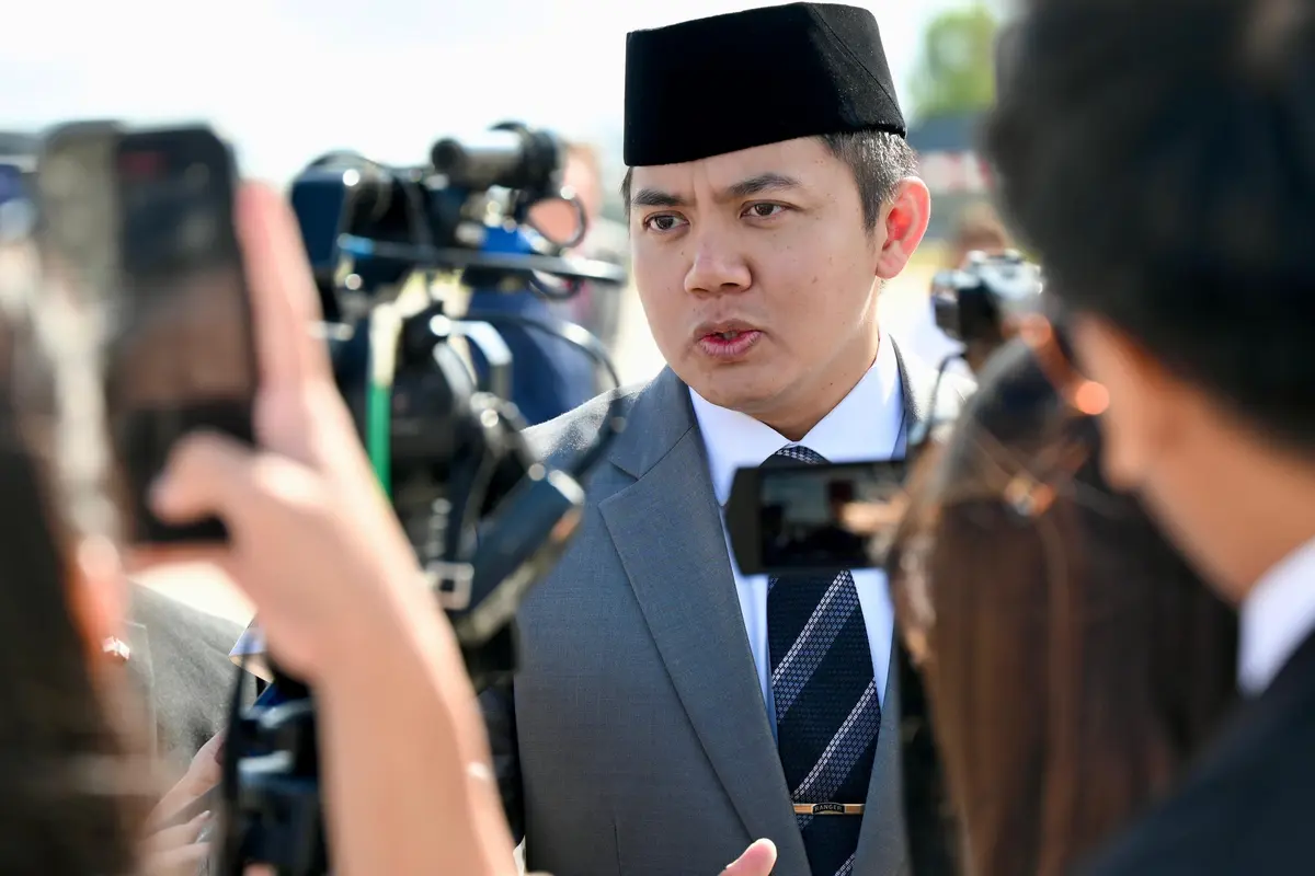 Sekretaris Kabinet (Seskab) Teddy Indra Wijaya di Bandar Udara Orly Paris, Prancis, Selasa (15/7/2025).