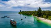 Foto udara memperlihatkan perahu nelayan di Pulau Panjang, yang pernah menjadi objek sengketa batas pulau antara Aceh dan Sumatra Utara, di Singkil, Provinsi Aceh bagian selatan, pada Rabu 12 November 2025. Pulau Panjang yang menjadi satu dari gugusan kepulauan di Pulau Banyak, Aceh Singkil, menawarkan wisata bahari dengan pantai berpasir putih dan air laut yang jernih. (CHAIDEER MAHYUDDIN/AFP)