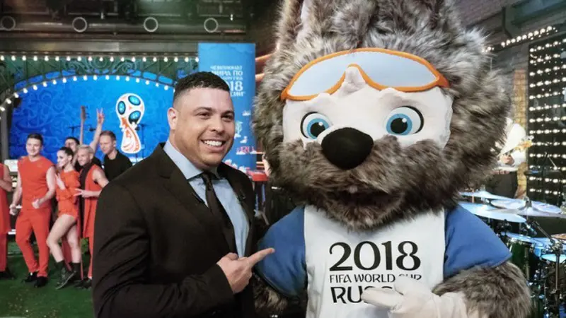 Legenda sepak bola Brasil, Ronaldo Luiz Nazario bersama maskot Piala Dunia 2018 