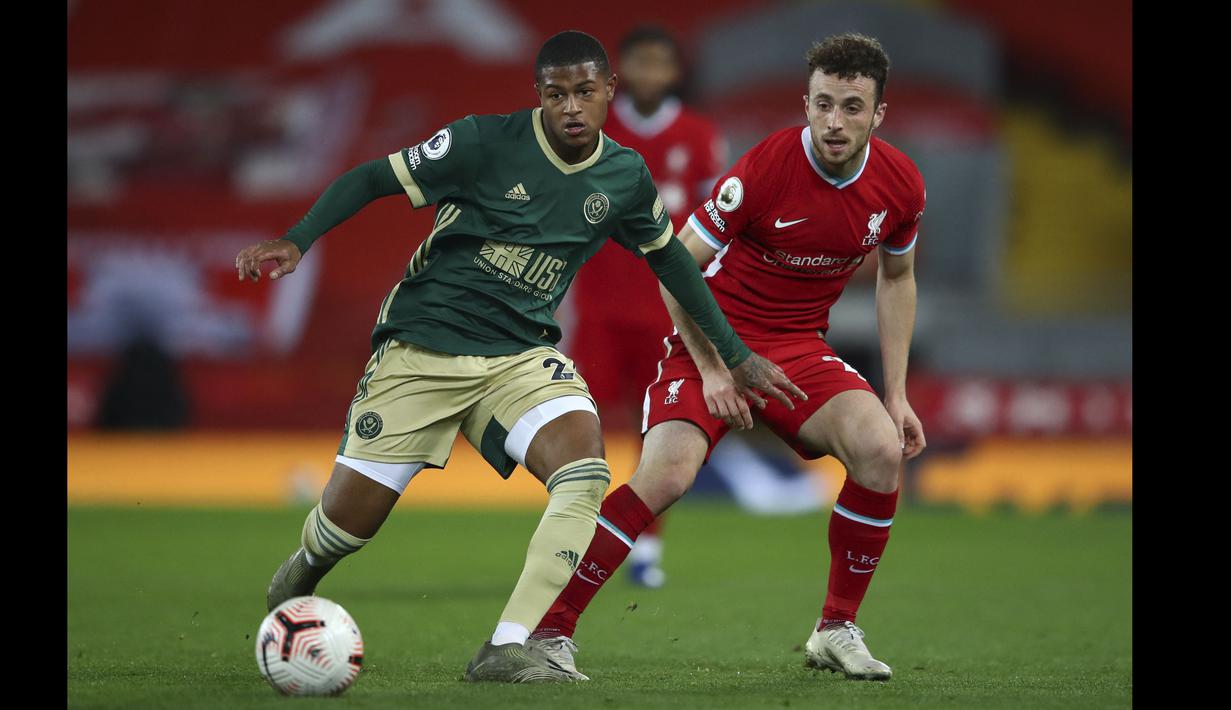 Mantan pemain muda liverpool, Rhian Brewster (kiri) dijual ke Sheffield United seharga 23,5 juta paun. Performa yang kurang baik membuat Chris Wilder selaku pelatih lebih memilih penyerang lain. (Foto: AFP/Pool/Michael Steele)