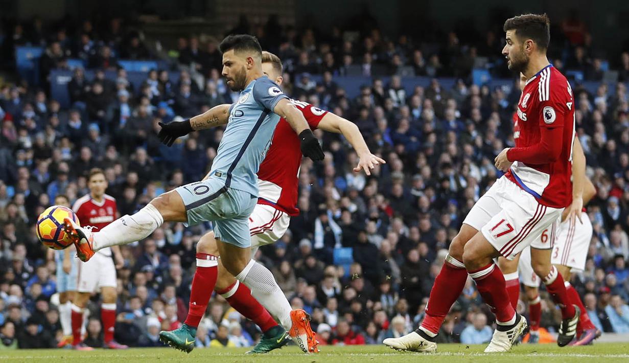 Striker Manchester City, Sergio Aguero, berusaha membobol gawang Middlesbrough  pada laga Premier League di Ettihad Stadium, Inggris, Sabtu (5/11/2016). Kedua tim bermain imbang 1-1. (Reuters/Carl Recine)