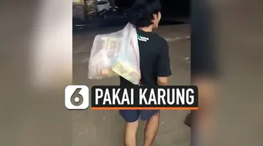 Dengan percaya diri, seorang pria menggunakan karung beras untuk membawa barang belanjaan di mini market. Cara unik ini dilakukan demi mengurangi penggunaan kantong plastik.