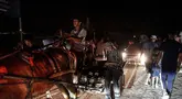 Warga Palestina mengendarai gerobak keledai di sepanjang jalan tanpa lampu jalan di kota al-Zawaida, Jalur Gaza tengah, pada 25 Juni 2024. (Bashar TALEB/AFP)