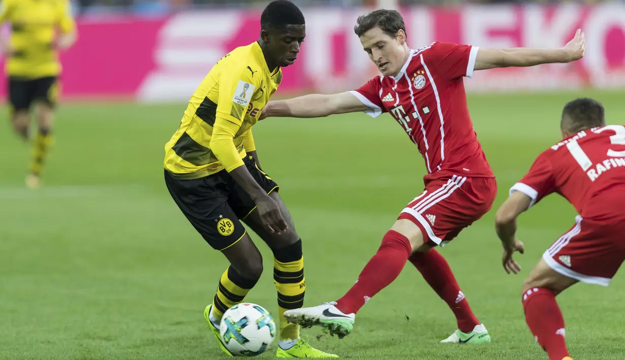 Pemain Dortmund, Ousmane Dembele (kiri) rumornya tengah diincar Barcelona, pemain bersuia 20 tahun tersebut dibanderol Dortmund sebesar 27 juta pound.  (Marius Becker/dpa via AP)