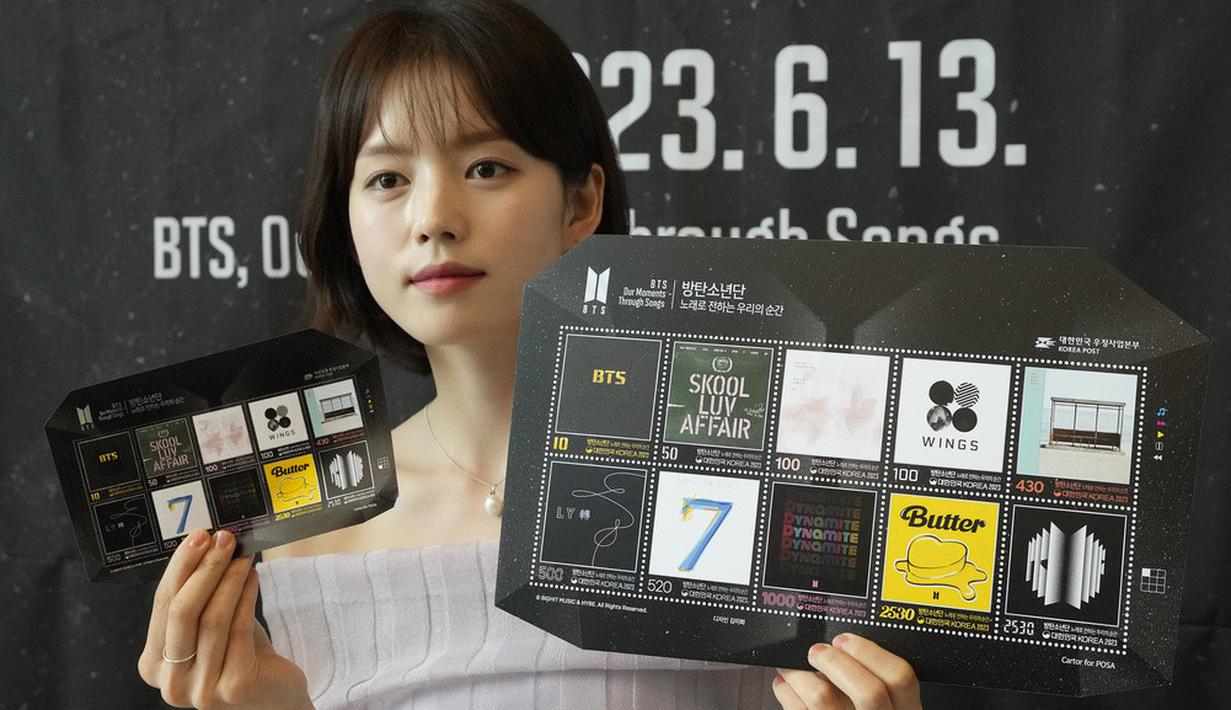 <p>Seorang model memperlihatkan selembar prangko menandai peringatan 10 tahun debut band K-Pop BTS di sebuah kantor pos di Seoul, Korea Selatan, Senin (12/6/2023). Kantor pos mulai menjual prangko tersebut pada Selasa (13/6). (AP Photo/Ahn Young-joon)</p>