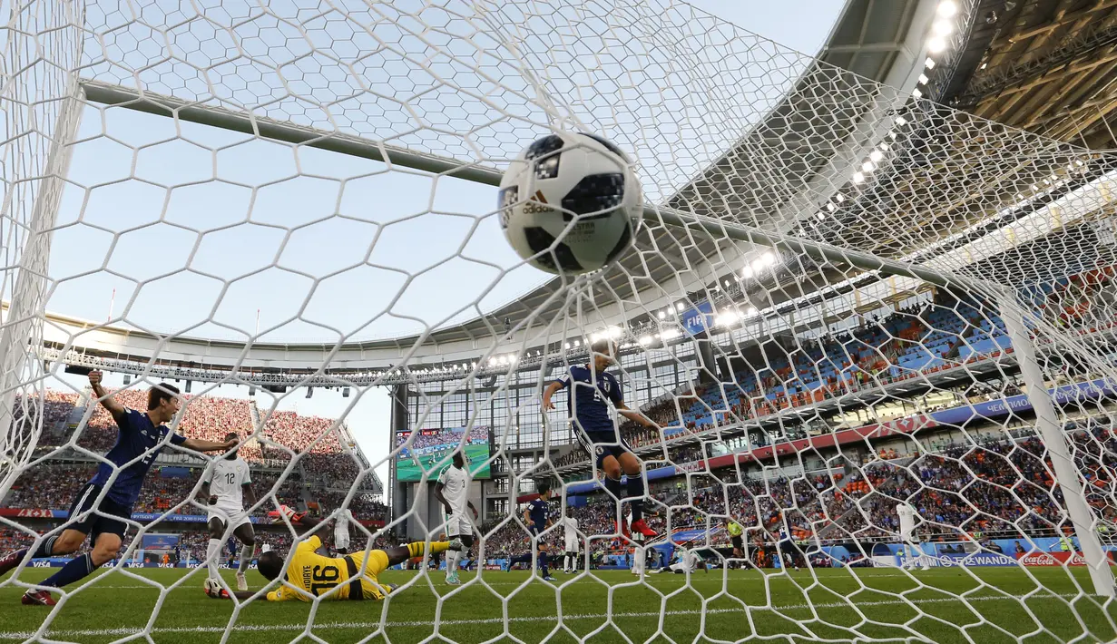 Proses terjadinya gol yang dicetak gelandang Jepang, Takeshi Inui, ke gawang Senegal pada laga grup H Piala Dunia di Yekaterinburg Arena, Yekaterinburg, Minggu (25/6/2018). Kedua negara bermain imbang 2-2. (AP/Natacha Pisarenko)