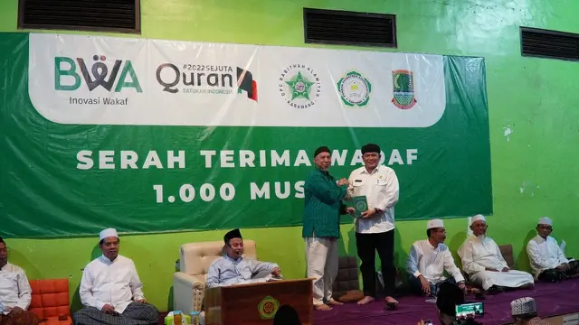 Pemda Karawang Serahkan Seribu AlQur’an Wakaf BWA Ke Warga Cilamaya Karawang