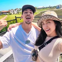 Keduanya juga gemar memakai topi dengan model andalan masing-masing (IG @inijedar)