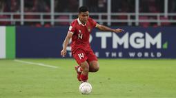 Asnawi Mangkualam. Bek kanan berusia 23 tahun yang sejak 1 Februari 2021 memperkuat Ansan Greeners ini juga menjadi pemain dengan nilai pasar tertinggi ketiga di kubu Timnas Indonesia pada ajang Piala AFF 2022 dengan banderol 325 ribu euro setara dengan Ilija Spasojevic. Bersama Timnas Indonesia, ia telah mengoleksi 23 caps dengan torehan 1 gol dan 5 assist sejak melakukan debut pada 21 Maret 2017. (Bola.com/Abdul Aziz)