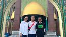 Ustaz Abdul Somad, mengajak VJ Daniel dan Viola mengunjungi Masjid Raya 'Alam dan makam Sultan. (Foto: Instagram/@ustadzabdulsomad_official)