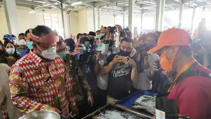 Mentri Kelautan dan Perikanan Edhy Prabowo saat meninjau salah satu lapak ikan di Pasar Ikan Modern (PIM) Palembang (Liputan6.com / Nefri Inge)