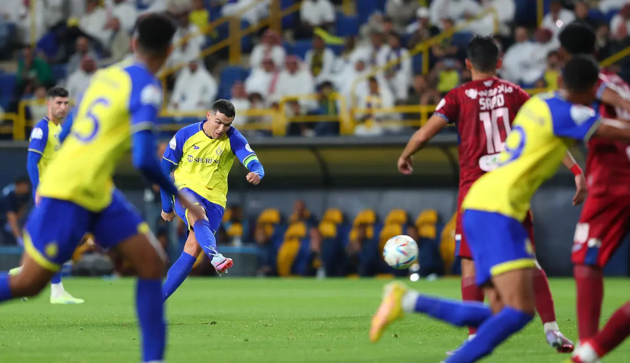 Pemain Al-Nassr, Cristiano Ronaldo mencetak gol penyeimbang 1-1 ke gawang Abha melalui eksekusi tendangan bebas pada laga pekan ke-21 Liga Pro Arab Saudi 2022/2023 di Mrsool Park, Riyadh, Minggu (19/03/2023) WIB. Laga dimenangkan oleh Al-Nassr dengan skor 2-1. (Twitter/@AlNassrFC)