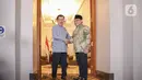 Wakil Presiden Republik Indonesia ke-10 dan ke-12 Jusuf Kalla (JK) menyambut kedatangan Ketua Umum PKB Muhaimin Iskandar  di kediamannya di Jalan Brawijaya Raya No.6 Jakarta Selatan, Sabtu (6/5/2023). (Liputan6.com/Faizal Fanani)