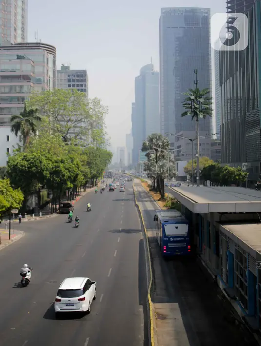 Kondisi lalu lintas di Jalan MH Thamrin, Jakarta, Rabu (2/10/2019). Jalan MH Thamrin yang biasanya ramai beberapa hari terakhir terpantau lengang. (Liputan6.com/Faizal Fanani)