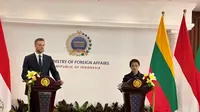 Menteri Luar Negeri RI Retno Marsudi (kanan) dan Menteri Luar Negeri Lithuania Gabrielius Landsbergis usai pertemuan bilateral, Senin (30/10/2023). (Liputan6/Benedikta Miranti)