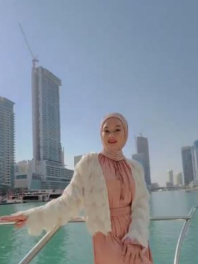 <span>6 Momen Seru Dinda Hauw di Dubai, Kerja Sambil Liburan (Sumber: Instagram/dindahw)</span>