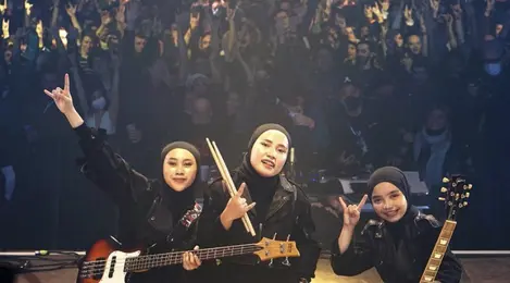 Band Mental Voice of Baceprot Kenakan Tenun Garut saat Manggung di Prancis dan Jawaban Menohok Soal Hijab