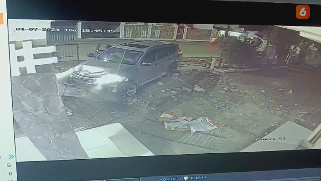 Rekaman CCTV saat kejadian pengeroyokan oleh massa rombongan pengajian di Sukabumi (Liputan6.com/Fira Syahrin).