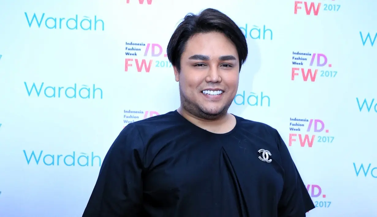 "Happy wedding @ayutingting92 semoga kamu bahagia," tulis Ivan dalam insta story Instagramnya diunggah Rabu (17/1/2018). Kabar mengejutkan itu membuat wartawan meminta penjelasannya pada Ivan. (Adrian Putra/Bintang.com)