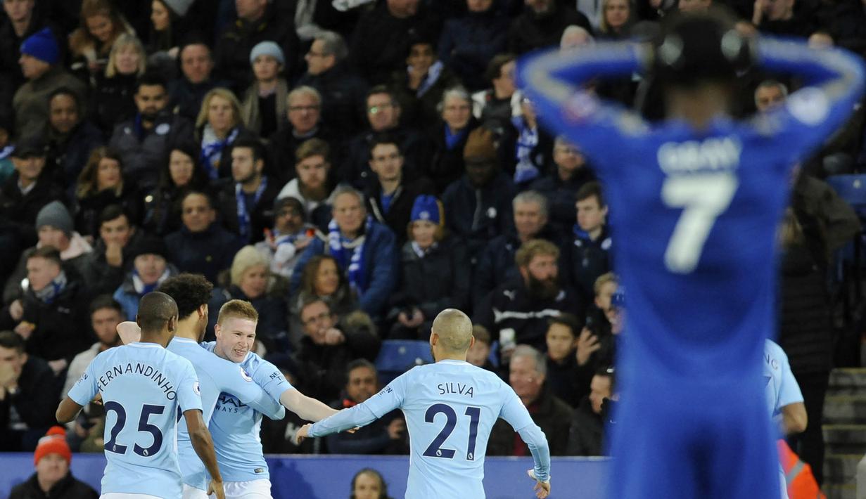 Para pemain Manchester City merayakan gol yang dicetak oleh Kevin De Bruyne ke gawang Leicester City pada laga Premier League di Stadion King Power, Sabtu (18/11/2017). Manchester City menang 2-0 atas Leicester City. (AP/Rui Vieira)
