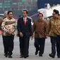 Presiden Jokowi (dua kiri) saat meninjau pelepasan ekspor perdana Mitsubishi Xpander di Cilincing, Jakarta, Rabu (25/4). CEO MMC Osamu Masuko turut mendampingi Jokowi dalam peninjauan kali ini. (Liputan6.com/Angga Yuniar)