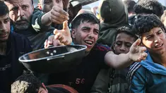Warga Palestina yang mengungsi berebut untuk makanan di Khan Younis, selatan Jalur Gaza pada Jumat 6 Maret 2026. Krisis pangan di Gaza kembali mencapai titik kritis. Situasi ini imbas eskalasi konflik regional yang memicu penutupan seluruh pintu perlintasan perbatasan ke Gaza oleh Israel. (Bashar Taleb/AFP)