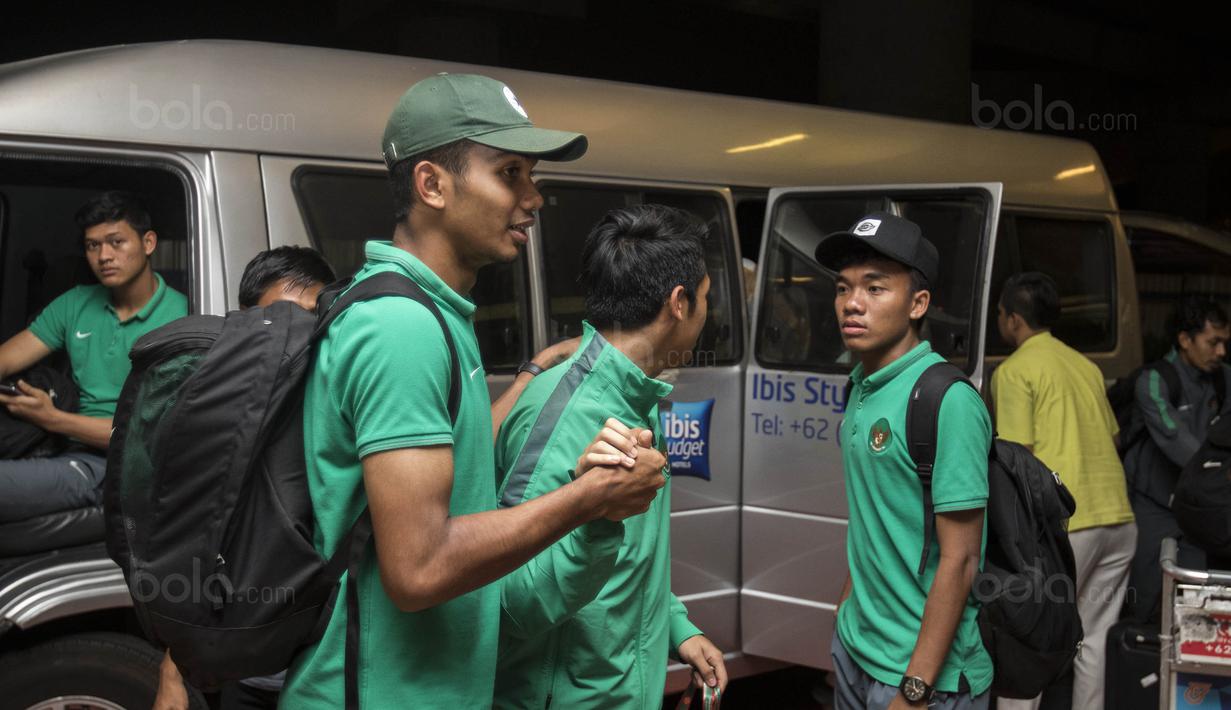Para pemain Timnas Indonesia U-19 tiba di Bandara Soetta, Tangerang, Rabu (20/9/2017). Timnas U-19 kembali ke tanah air setelah berhasil meraih peringkat ketiga Piala AFF U-18. (Bola.com/Vitalis Yogi Trisna)