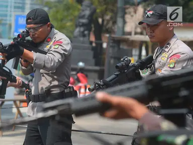 Tim gabungan dari TNI dan Polri melakukan latihan pengamanan Asian Games 2018 di lapangan Istora Senayan, Jakarta, Rabu (18/7). Latihan terkait pengawalan tamu VVIP Asian Para Games 2018 dan mengatasi gangguan yang terjadi. (Merdeka.comImam Buhori)