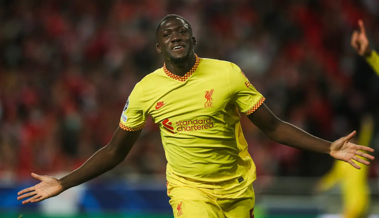 Bek Liverpool, Ibrahima Konate berselebrasi usai mencetak gol ke gawang Benfica pada pertandingan leg pertama perempat final Liga Champions di stadion Luz di Lisbon (6/4/2022). Liverpool menang atas Benfica 3-1. (AFP/Carlos Costa)
