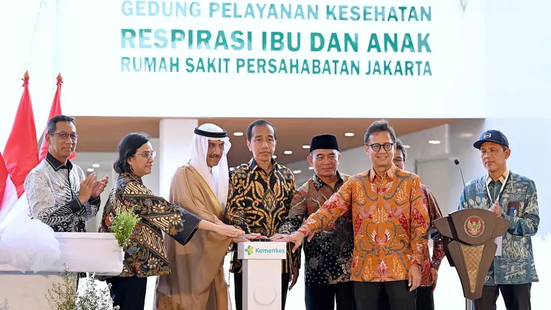 Presiden Joko Widodo (Jokowi) meresmikan Gedung Pelayanan Kesehatan Respirasi Ibu dan Anak Rumah Sakit (RS) Persahabatan, Jakarta, Jumat (30/8/2024). (Foto: Muchlis Jr - Biro Pers Sekretariat Presiden)