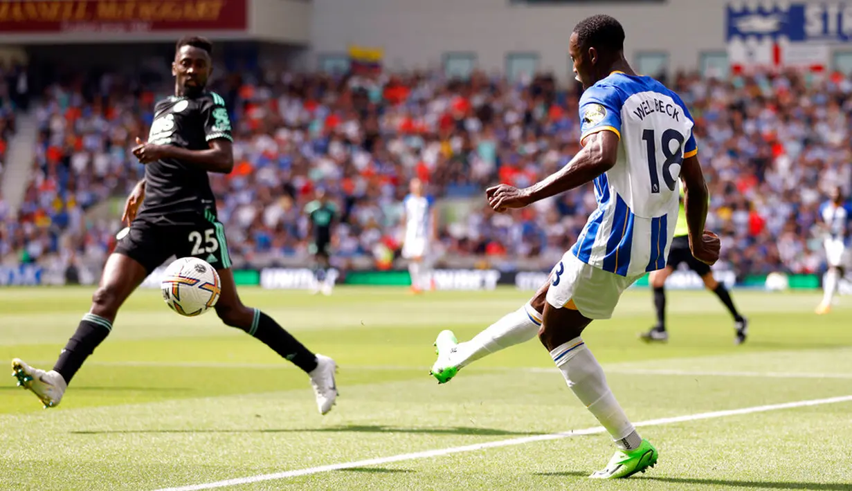 Pemain Brighton and Hove Albion Danny Welbeck menendang bola saat melawan Leicester City pada pertandingan Liga Premier Inggris di The Amex Stadium, Brighton, Inggris, 4 September 2022. Brighton and Hove Albion menang dengan skor 5-2 dan membuat Leicester City terbenam pada dasar klasemen Liga Inggris. (Steven Paston/PA via AP)