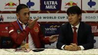Pelatih baru Timnas Indonesia, Shin Tae-yong, bersama Muhammad Iriawan saat diperkenalkan kepada publik pada jumpa pers di Stadion Pakansari, Bogor, Sabtu (28/12). Dirinya dikontrak selama empat tahun oleh PSSI. (Bola.com/Vitalis Yogi Trisna)