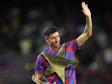 Barcelona berhasil meraih gelar ke-45 Joan Gamper Trophy edisi ke-57 setelah melumat klub asal Meksiko, UNAM Pumas dengan skor telak 6-0 di Nou Camp Stadium, Barcelona, Senin (8/8/2022) dini hari WIB. Bintang kemenangan Barcelona dalam laga tersebut adalah striker anyar asal Polandia, Robert Lewandowski. (AFP/Pau Barrena)