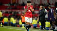 Lisandro Martinez dari Manchester United bereaksi setelah menerima kartu merah selama pertandingan Premier League antara Manchester United dan Leeds di Manchester, Inggris, Selasa (14-4-2026) dini hari WIB. (AP Photo/Dave Thompson)