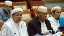 Habib Rizieq Shihab memberikan pernyataan saat mendatangi Komisi III di Kompleks Parlemen Senayan, Jakarta, Selasa (17/1). Kedatangan tersebut terkait bentrok antara FPI dan GMBI di Bandung, Jawa Barat, pada pekan lalu. (Liputan6.com/JohanTallo)