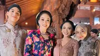 Model Blouse Motif Bunga ala Aurelie Hermansyah, Gaya Kasual yang Elegan Cocok untuk Usia 25 Tahun ke Atas
