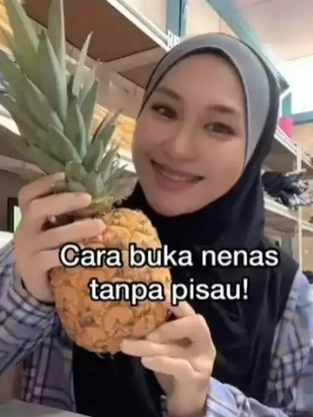 Cara buka nanas tanpa pisau (Sumber: TikTok/@dilajamalia)