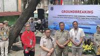 Gubernur DKI Jakarta Pramono Anung saat menghadiri peletakan batu pertama septic tank komunal terintegrasi teknologi tepat guna biogas dan septic tank skala rumah tangga dilakukan di Rusunami Bidara Cina, Jatinegara, Jakarta Timur, pada Senin (28/7/2025). (Liputan6.com/Winda Nelfira)