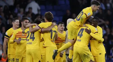 Para pemain Barcelona melakukan selebrasi usai pertandingan sepak bola La Liga Spanyol antara Espanyol dan Barcelona di Stadion RCDE, Barcelona, Spanyol, Minggu (14/5/2023). (AP Photo/Joan Monfort)