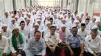 Menteri Hukum dan Hak Asasi Manusia (Menkumham) RI, Yasonna Laoly duduk bersama penghuni Lapas Klas 1 Malang, Senin (5/6). Dalam kunjungannya Yasonna Laoly sekaligus meresmikan pondok pesantren At Taubah di Lapas Klas 1 Malang. (Liputan6.com/JohanTallo)