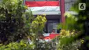 Imbauan mengibarkan bendera Merah Putih telah disampaikan oleh Mensesneg RI melalui surat edaran bernomor B-620/M/S/TU.00.04/07/2022 dan pengibaran bendera Merah Putih di Hari Kemerdekaan RI itu merupakan simbol dalam rangka merayakan kemerdekaan Indonesia. (merdeka.com/Imam Buhori)