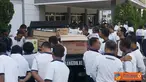 Citizen6, Surabaya: Untuk memudahkan prajurit membeli kebutuhan primer,  pengurus Primkopal Denmako menjemput bola dengan membawa aneka kue, minuman, dan kebutuhan lainnya menggunakan mobil pickup di pinggir lapangan apel. (Pengirim: Penkobangdikal).