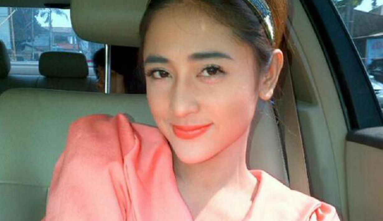 Foto-Foto Perubahan Wajah Dewi Persik Dulu Hingga Kini - Fimela Fimela.com
